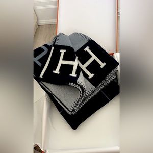 Hermes Avalon III Blanket Throw in blue and white